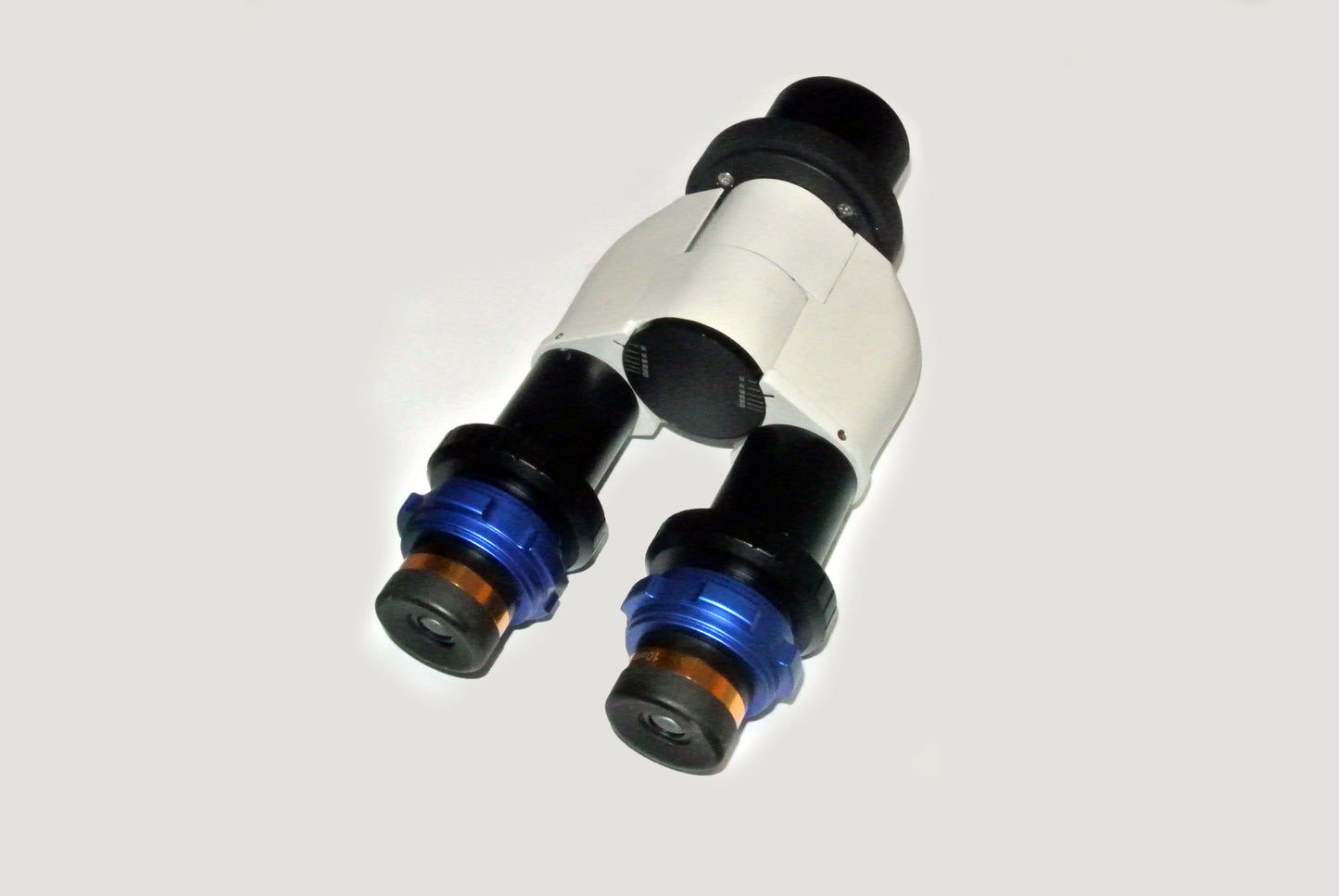 Серебряный зеркальный бинокль LEICA прямого типа с апертурой 30 мм