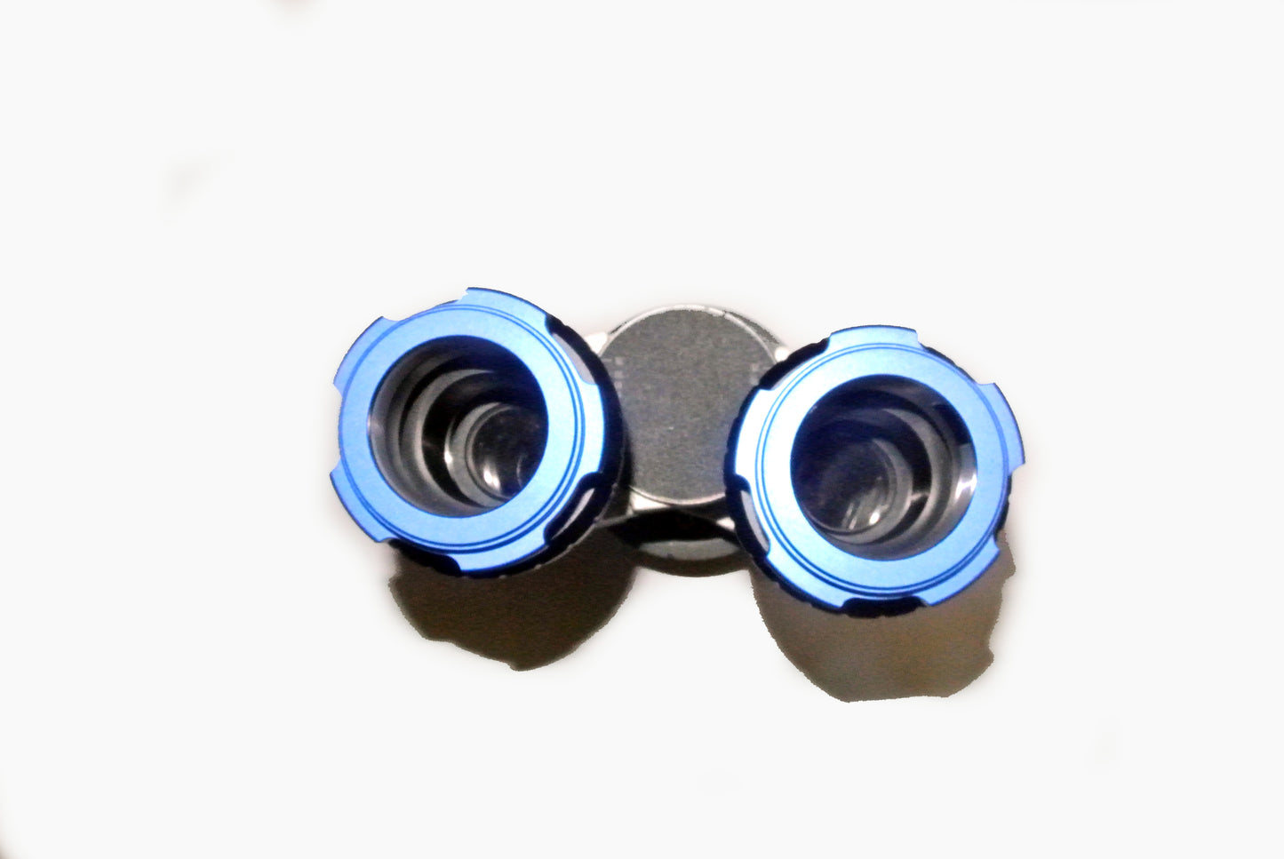 Серебряный зеркальный бинокль LEICA прямого типа с апертурой 30 мм